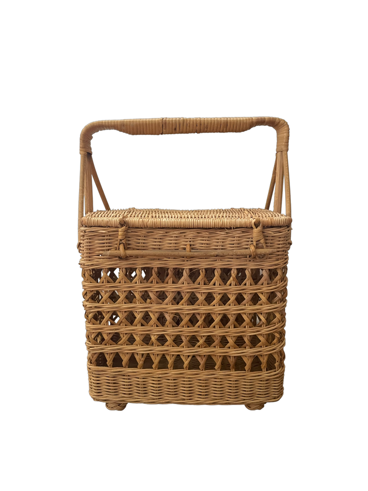 Picnic basket with wine holders